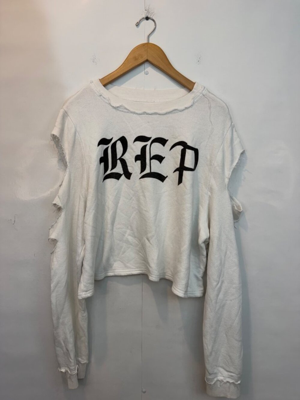 Taylor Swift Women's Distressed Rep Reputation Cropped Sweatshirt Medium FLAWS